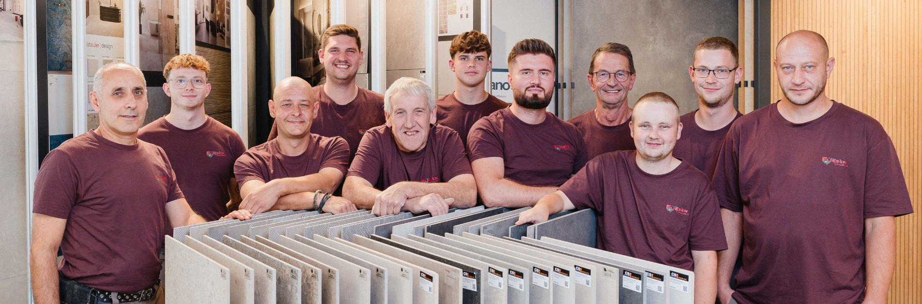 Das Fliesenleger-Team auf einem Gruppenbild